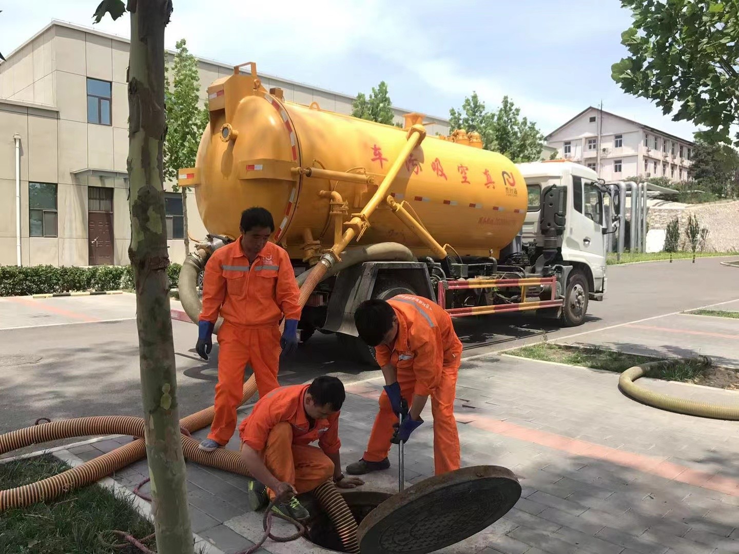 丹东化粪池清理与5-8吨吸粪车施工效率分析